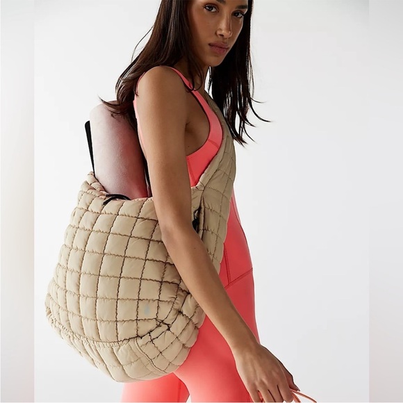 1 LEFT ✨NEW Free People FP Movement Quilted Carryall In Graphite - Picture 13 of 14